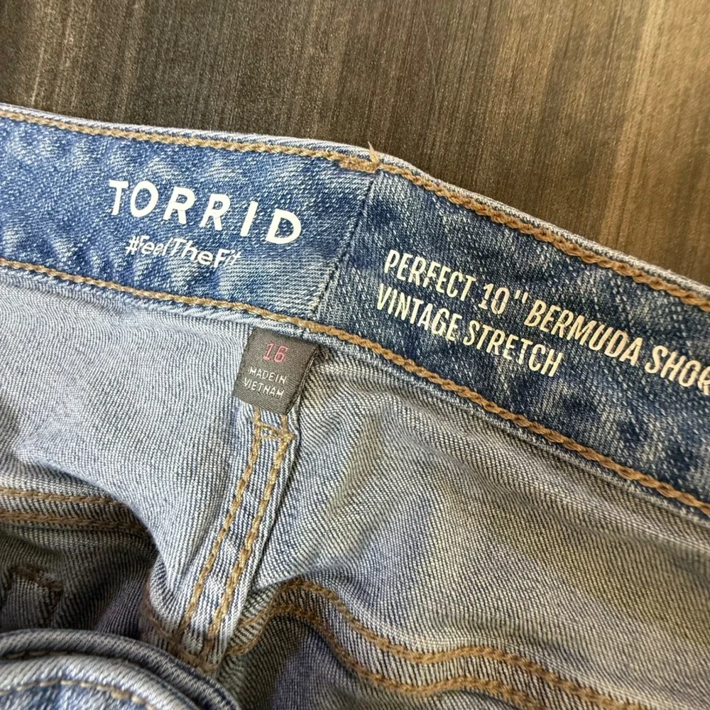 Torrid Perfect 10 Bermuda Shorts Vintage Stretch Denim Plus‎ Size 16 - Picture 2 of 6